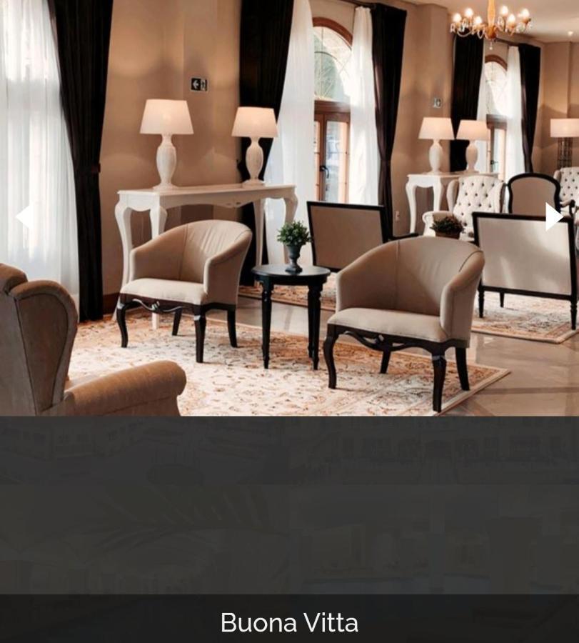 Buona Vitta Gramado Resort & Spa By Gramado Parks ภายนอก รูปภาพ The photo shows a stylish and inviting interior space, likely a lounge or waiting area. There are beige upholstered armchairs arranged around a small black table. A decorative plant is placed on the table. Behind the chairs are light-colored walls wi