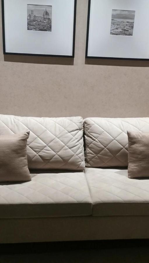 Buona Vitta Gramado Resort & Spa By Gramado Parks ภายนอก รูปภาพ The photo shows a section of a couch with two large, quilted back cushions that have a diamond pattern. There are also two smaller, square pillows placed in front of the back cushions. The color scheme appears to be neutral, featuring shades of beige